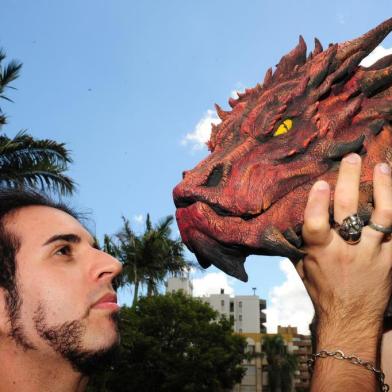  CAXIAS DO SUL, RS, BRASIL (14/02/2018). Artista plástico caxiense Guilherme Adamatti inaugura nesta sexta-feira, no Ordovás, a exposição Adamatti Art, que traz 15 peças com referências da cultura pop e do mundo geek. (Roni Rigon/Pioneiro).