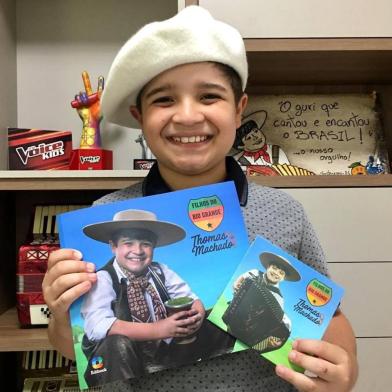 Thomas Machado posa com o livro e com o CD que lançou recentemente: Filhos do Rio Grande