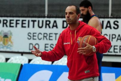  CAXIAS DO SUL, RS, BRASIL, 23/01/2018 - A equipe do Banrisul Caxias Basquete treina para o próximo jogo. NA FOTO: técnico Rodrigo Barbosa. (Marcelo Casagrande/Agência RBS)