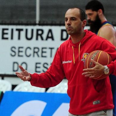  CAXIAS DO SUL, RS, BRASIL, 23/01/2018 - A equipe do Banrisul Caxias Basquete treina para o próximo jogo. NA FOTO: técnico Rodrigo Barbosa. (Marcelo Casagrande/Agência RBS)