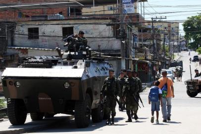  TROPAS DO EXÉRCITO E DA MARINHA AJUDAM A RETIRAR PROPAGANDA ELEITORAL IRREGULAR DE FAVELAS DO RIORJ - ELEIÇÕES 2012/RJ/EXÉRCITO - POLÍTICA - Soldados do Exército brasileiro reforçam a segurança na Favela do Muquiço, zona norte do Rio de Janeiro, nesta segunda-feira. Três mil homens do Exército e da Marinha começam a entrar nas favelas da zona oeste do Rio e também do Complexo da Maré para dar apoio às equipes do Tribunal Regional Eleitoral (TRE-RJ) na retirada de propaganda eleitoral irregular. O presidente do tribunal desembargador Luiz Zveiter, disse que o objetivo é manter a ordem e combater a propaganda eleitoral irregular nesses locais, dominados por traficantes ou milícias. 01/10/2012 - Foto: TASSO MARCELO/Agência Estado/AE