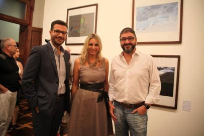 Abertura da exposição fotográfica coletiva Fragmentos de uma cidade invisível no Margs. NA FOTO: Nattan Carvalho, Ivana Werner e Manoel Petry