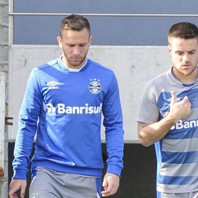  PORTO ALEGRE, RS, BRASIL - 27-06-2017 - Grêmio treina nesta manhã no CT Luiz Carvalho. Equipe prepara-se para enfrentar o Atlético PR na próxima quarta-feira. Da esquerda para direita: jogadores Arthur, Ramiro, Kannemann e Geromel. (FOTO: RONALDO BERNARDI/AGÊNCIA RBS)