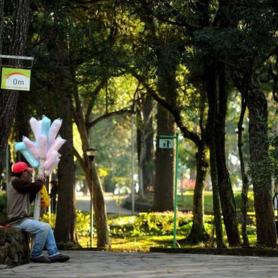  CAXIAS DO SUL, RS, BRASIL, 22/07/2016. Em dia de temperaturas um pouco mais altas, vendedor faz pausa para descanso no Parque Cinquentenário. (Diogo Sallaberry/Agência RBS)