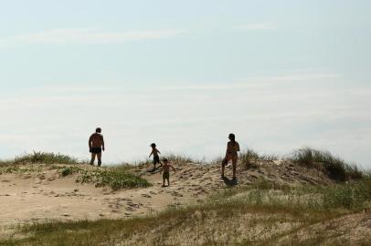  TRAMANDAÍ, RS, BRASIL, 13-02-2018: Enquanto a maioria dos veranistas aproveita a faixa de areia próximo ao mar, outros preferem a vista e a tranquilidade do alto das dunas. (FOTOS: CARLOS MACEDO/AGÊNCIA RBS)