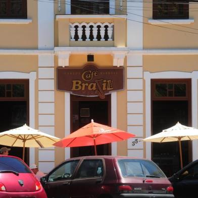  CARLOS BARBOSARS, Brasil (15/02/2018). Café Brasil oferece um ambiente nostálgico e sofisticado em Carlos Babosa. A casa, administrada por Gilson Paulo Zimmer (camisa rosa)  e Gregory Girardi (camisa azul), é referência turística da cidade. (Roni Rigon/Pioneiro).