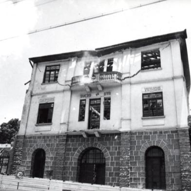 Demolição da Vinícola Mosele em outubro de 1981, na Avenida Rio Branco. Local passou a abrigar, a partir de 1984, a nova sede da Receita Federal.