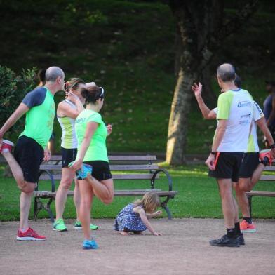  CAXIAS DO SUL, RS, BRASIL (16/02/2018). Parque dos Macaquinhos 2018. Final de tarde reúne grande movimento de pessoas que caminham e correm.... (Roni Rigon/Pioneiro).