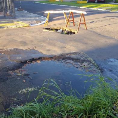 Um buraco no asfalto e um vazamento na zona norte de Porto Alegre estão fazendo com que os moradores da região tenham que conviver com o mau cheiro, a proliferação de mosquitos e a falta de mobilidade. Os problemas ocorrem na esquina da Avenida Assis Chateaubriand com a Rua José Maurício, no bairro São Sebastião.