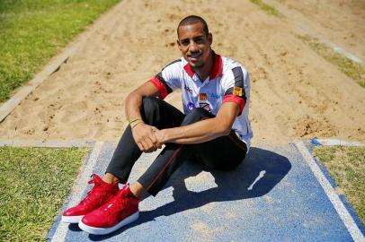  PORTO ALEGRE, RS, BRASIL, 16-02-2018: Almir Júnior, atleta da Sogipa que vem se destacando nas provas de salto triplo do atletismo (FOTO FÉLIX ZUCCO/AGÊNCIA RBS, Editoria de Esportes).