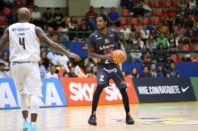  Duelo entre Mogi x Caxias Basquete, em São Paulo, pelo returno do NBB 10.