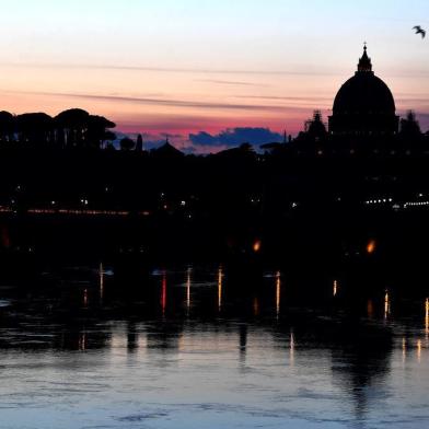 Na foto, a basílica de São Pedro, no Vaticano, aparece refletida no Rio Tibre, em Roma (Itália).