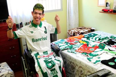  CAXIAS DO SUL, RS, BRASIL, 16/02/2018. Torcedor do Juventude desde 2009, o cadeirante Christian Jean da Silva é conhecido dos jogadores e acompanha todos os jogos. Ele tem mas de 30 camisas do clube e seu sonho é trabalhar no time. (Diogo Sallaberry/Agência RBS)