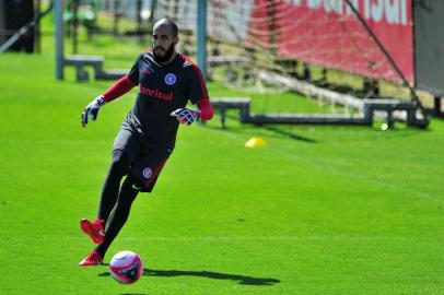 PORTO ALEGRE, RS, BRASIL, 08-11-2017. Inter treina no CT Parque Gigante e, após, o time apresentou Patrick. Na foto, o goleiro Danilo Fernandes. (FOTO FÉLIX ZUCCO/AGÊNCIA RBS, Editoria de Esportes)