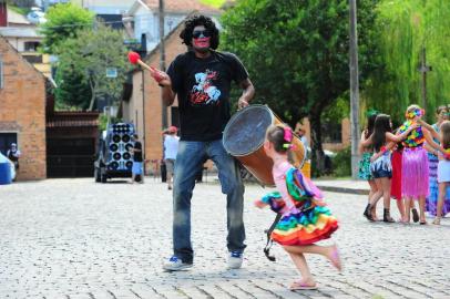  CAXIAS DO SUL, RS, BRASIL, 17/02/2018. Carnaval de rua em Galópolis. Folia aconteceu na praça Duque de Caxias. (Porthus Junior/Agência RBS)