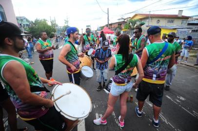  CAXIAS DO SUL, RS, BRASIL, 17/02/2018. Integrantes da Incríveis do Ritmo, do bairro Pioneiro, e da Filhos de Jardel, no Jardelino Ramos, realizaram a própria celebração de carnaval após cancelamento do evento de rua de Caxias. Centenas de pessoas prestigiaram o evento neste sábado na Rua Assis Brasil, no bairro Jardelino Ramos. (Porthus Junior/Agência RBS)