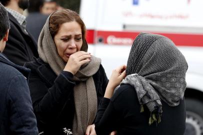 Relatives of Iranian passengers, onboard the Aseman Um avião iraniano com 66 pessoas a bordo que fazia um voo doméstico caiu neste domingo (18) na região montanhosa do sudoeste do Irã. O porta-voz da companhia aérea Aseman, responsável pelo voo, afirmou à televisão pública iraniana que todas as 66 pessoas a bordo do avião haviam morrido. Em seguida, entretanto, a companhia retirou a informação. O avião, que voava entre Teerã e a cidade de Yassuj, "caiu na região de Semirom", cerca de 480 quilômetros ao sul da capital, declarou o chefe do Serviço Nacional de Emergências, Pirhosein Koolovand, às agências de notícias Isna e Fars.  / AFP PHOTO / ATTA KENARE