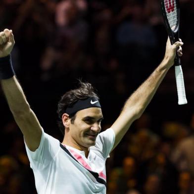 O suíço Roger Federer, novo número 1 do mundo, conquistou neste domingo o 97º torneio da carreira ao vencer o ATP 500 de Roterdã, na Holanda, derrotando na final o búlgaro Grigor Dimitrov, número 5 do mundo, por duplo 6-2.Roger Federer of Switzerland celebrates after victory against Grigor Dimitrov of Bulgaria during their men's singles final for the ABN AMRO World Tennis Tournament in Rotterdam on February 18, 2018.  / AFP PHOTO / ANP / Koen Suyk / Netherlands OUT