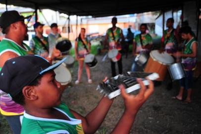  CAXIAS DO SUL, RS, BRASIL, 16/02/2018. Depois de os blocos levarem multidões às ruas de Caxias do Sul no feriadão de Carnaval, este final de semana será de comemorações nas comunidades de duas escolas de samba da cidade. Mesmo sem condições de organizar o tradicional desfile, integrantes da Incríveis do Ritmo, do bairro Pioneiro, e da Filhos de Jardel, do Jardelino Ramos, decidiram fazer as comemorações por conta própria. Na foto, ensaio no pavilhão da escola Incríveis do Ritmo. (Pothus Junior/Agência RBS)