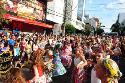  Caxias do Sul, RS, Brasil (18/02/2018).  Carnaval do Zanuzzi 2018.   Maracaxias agita foliões do carnaval caxiense com o ritmo colorido do Maracatu, defronte o  Bar do Zanuzzi. (Roni Rigon/Pioneiro).