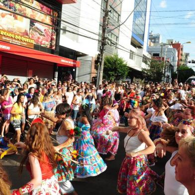  Caxias do Sul, RS, Brasil (18/02/2018).  Carnaval do Zanuzzi 2018.   Maracaxias agita foliões do carnaval caxiense com o ritmo colorido do Maracatu, defronte o  Bar do Zanuzzi. (Roni Rigon/Pioneiro).