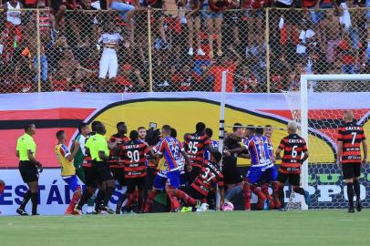 Bahia e Vitória tem briga generalizada nove expulsos e final antecipadoBA - CAMPEONATO BAIANO/VITÓRIA X BAHIA - ESPORTES - Confusão generalizada entre jogadores de Vitória e Bahia durante partida válida pelo   Campeonato Baiano 2018, no estádio Barradão, em Salvador, neste domingo. A partida foi   encerrada antecipadamente porque o Vitória ficou sem o número mínimo de jogadores em   campo após ter cinco expulsos.   18/02/2018 - Foto: MARGARIDA NEIDE/AGÊNCIA A TARDE/ESTADÃO CONTEÚDOEditoria: ESPORTESLocal: SALVADORIndexador: MARGARIDA NEIDEFotógrafo: AGÊNCIA A TARDE