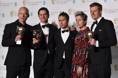 British-Irish filmmaker Martin McDonagh (L), producer Peter Czernin (2L), US actor Sam Rockwell, and British producer Graham Broadbent (R) pose with citation reader US actress Frances McDormand (2R) after receiving the award for Best Film for Three Billboards Outside Ebbing Missouri at the BAFTA British Academy Film Awards at the Royal Albert Hall in London on February 18, 2018. / AFP PHOTO / Ben STANSALL