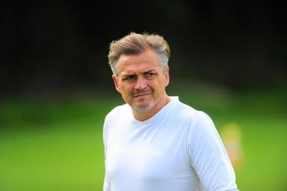  CAXIAS DO SUL, RS, BRASIL, 16/02/2018. Técnico Luiz Carlos Winck durante o treino da SER Caxias, no campo suplementar do Centenário. Na próxima segunda-feira (19/02) haverá o clássico Ca-Ju, pelo Campeonato Gaúcho 2018. (Porthus Junior/Agência RBS)