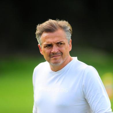  CAXIAS DO SUL, RS, BRASIL, 16/02/2018. Técnico Luiz Carlos Winck durante o treino da SER Caxias, no campo suplementar do Centenário. Na próxima segunda-feira (19/02) haverá o clássico Ca-Ju, pelo Campeonato Gaúcho 2018. (Porthus Junior/Agência RBS)