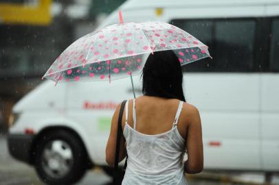  CAXIAS DO SUL, RS, BRASIL, 18/12/2015. Depois de semana de altas temperaturas e tempo bom, o clima virou e a chuva pegou muitas pessoas desprevenidas no centro de Caxias do Sul. (Diogo Sallaberry/Agência RBS)Indexador: DIOGO SALLABERRY