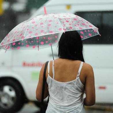  CAXIAS DO SUL, RS, BRASIL, 18/12/2015. Depois de semana de altas temperaturas e tempo bom, o clima virou e a chuva pegou muitas pessoas desprevenidas no centro de Caxias do Sul. (Diogo Sallaberry/Agência RBS)Indexador: DIOGO SALLABERRY