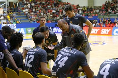  Duelo entre Mogi x Caxias Basquete, em São Paulo, pelo returno do NBB 10.