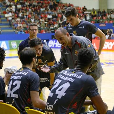  Duelo entre Mogi x Caxias Basquete, em São Paulo, pelo returno do NBB 10.