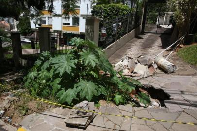  PORTOALEGRE-RS-BR 16.02.2018 buracos em calçada na rua  Anita Garibaldi.FOTÓGRAFO: TADEU VILANI AGÊNCIA RBS