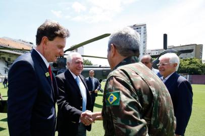  RIO DE JANEIRO, RJ, BRASIL, 17.02.2018. (Rio de Janeiro - RJ, 17/02/2018) Presidente da República, Michel Temer cumplimenta o General Braga Netto, Comandante Militar do Leste.Foto: Alan Santos/PRIndexador: Alan Santos