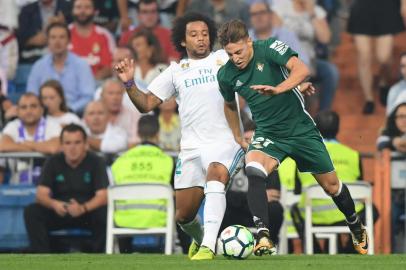  Real Madrids defender from Brazil Marcelo (L) vies with Real Betis forward from Spain Francis Guerrero during the Spanish league football match Real Madrid CF against Real Betis  at the Santiago Bernabeu stadium in Madrid on September 20, 2017. / AFP PHOTO / GABRIEL BOUYSEditoria: SPOLocal: MadridIndexador: GABRIEL BOUYSSecao: soccerFonte: AFPFotógrafo: STF