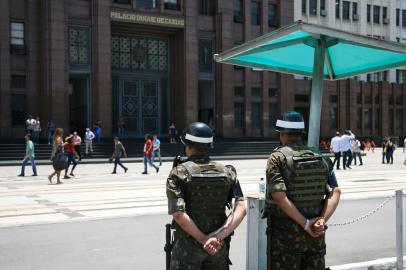 CABINE DA POLÍCIA MILITAR METRALHADO NA CIDADE DE DEUSRJ - RIO/INTERVENÇÃO/SEGURANÇA - GERAL - Cabine da Polícia Militar metralhada num dos acesso à comunidade de Cidade de Deus, na   zona oeste do Rio. O presidente Michel Temer assinou nesta sexta-feira, 16, o decreto   para a intervenção federal na segurança pública do Rio de Janeiro e fez um discurso em   tom de declaração de guerra ao crime organizado. Nomeado interventor, o general Walter   Braga Netto, afirmou que a situação da violência no Estado não está tão ruim. O   governador Luiz Fernando Pezão (MDB) sinalizou que ato marca o fim de sua carreira   política e a trajetória de seu grupo.   16/02/2018 - Foto: JOTTA DE MATTOS/PHOTOPRESS/ESTADÃO CONTEÚDOEditoria: GERALLocal: RIO DE JANEIROIndexador: JOTTA DE MATTOSFotógrafo: PHOTOPRESS