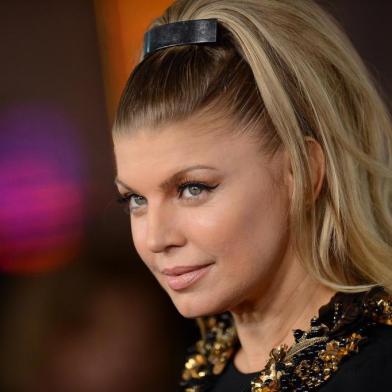 Singer Fergie arrives at the premiere of Relativity Medias Safe Haven at TCL Chinese Theatre on February 5, 2013 in Hollywood, California.   Cantora Fergie na estréia de refúgio seguro em Hollywood, Califórnia.