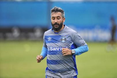  PORTO ALEGRE, RS, BRASIL - 19/02/2018 - Treino do Grêmio no CT Luiz Carvalho. Douglas corre ao redor do gramado. (Anderson Fetter/Agência RBS)