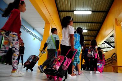  CAXIAS DO SUL, RS, BRASIL, 19/02/2018. Volta às aulas na rede municipal. Conferimos o primeiro dia de aulas na recém inaugurada Escola Municipal de Ensino Fundamental Cidade Nova (EMEF Cidade Nova), na Zona Oeste de Caxias. (Diogo Sallaberry/Agência RBS)