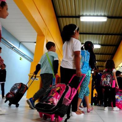  CAXIAS DO SUL, RS, BRASIL, 19/02/2018. Volta às aulas na rede municipal. Conferimos o primeiro dia de aulas na recém inaugurada Escola Municipal de Ensino Fundamental Cidade Nova (EMEF Cidade Nova), na Zona Oeste de Caxias. (Diogo Sallaberry/Agência RBS)