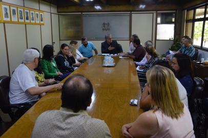 Presidente da Câmara de Vereadores, Alberto Meneguzzi, reúne com membros dos grupos Por Uma Caxias Sem Mentiras e Patriotas de Plantão sobre medidas de segurança no plenário.