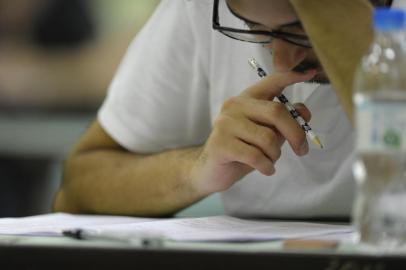  PORTO ALEGRE,RS,BRASIL- 04/01/2015- Segundo dia de provas do vestibular UFRGS 2015. Estudantes realizam a prova de língua portuguesa e redação, no Colégio Estadual Julio de Castilhos, em Porto Alegre. (FOTO: Caco Konzen / Especial)