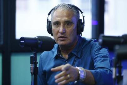  PORTO ALEGRE, RS, BRASIL, 20-02-2018: o técnico da Seleção Brasileira de Futebol, Tite, participou do programa Bola Nas Costas da Rádio Atlântida, junto de seu auxiliar técnico Cléber Xavier (FOTO FÉLIX ZUCCO/AGÊNCIA RBS, Editoria de Esportes).