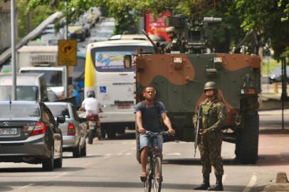 RJ - INTERVENÇÃO-MILITAR - GERAL - Movimentação de militares próximo ao Palácio Guanabara, sede do Governo, em Laranjeiras, no Rio de Janeiro (RJ), na manhã deste sábado (17). O presidente Michel Temer decidiu decretar intervenção na segurança pública no Estado do Rio de Janeiro. O decreto foi assinado nesta sexta-feira (16). Com essa medida, as Forças Armadas assumem a responsabilidade do comando das Polícias Civil e Militar no estado do Rio. 17/02/2018 - Foto: ALESSANDRO BUZAS/FUTURA PRESS/FUTURA PRESS/ESTADÃO CONTEÚDO