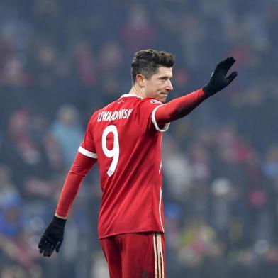 Bayern Munich's Polish forward Robert Lewandowski celebrates after his team won the UEFA Champions League round of sixteen first leg football match Bayern Munich vs Besiktas Istanbul on February 20, 2018 in Munich, southern Germany. / AFP PHOTO / John MACDOUGALL