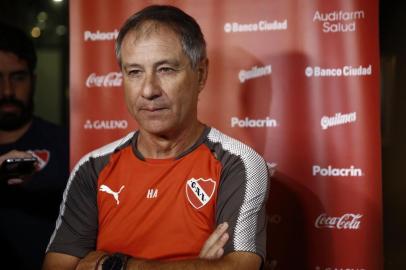  PORTO ALEGRE, RS, BRASIL - 20/02/2018 - Ariel Holan, técnico do Independiente, concede entrevista coletiva. (FOTO: ANSELMO CUNHA/ESPECIAL)