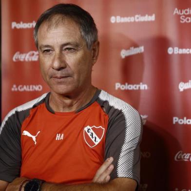  PORTO ALEGRE, RS, BRASIL - 20/02/2018 - Ariel Holan, técnico do Independiente, concede entrevista coletiva. (FOTO: ANSELMO CUNHA/ESPECIAL)