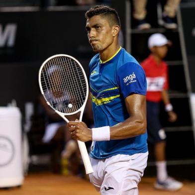 O brasileiro Thiago Monteiro em jogo contra o uruguaio Pablo Cuevas, válido pela primeira rodada do Rio Open, torneio da série ATP 500 disputado nas quadras de saibro do Jockey Club Brasileiro, no Rio de Janeiro.