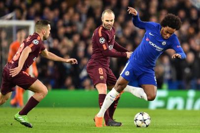 Chelseas Brazilian midfielder Willian  (R) vies with Barcelonas Spanish midfielder Andres Iniesta during the first leg of the UEFA Champions League round of 16 football match between Chelsea and Barcelona at Stamford Bridge stadium in London on February 20, 2018. / AFP PHOTO / Glyn KIRK